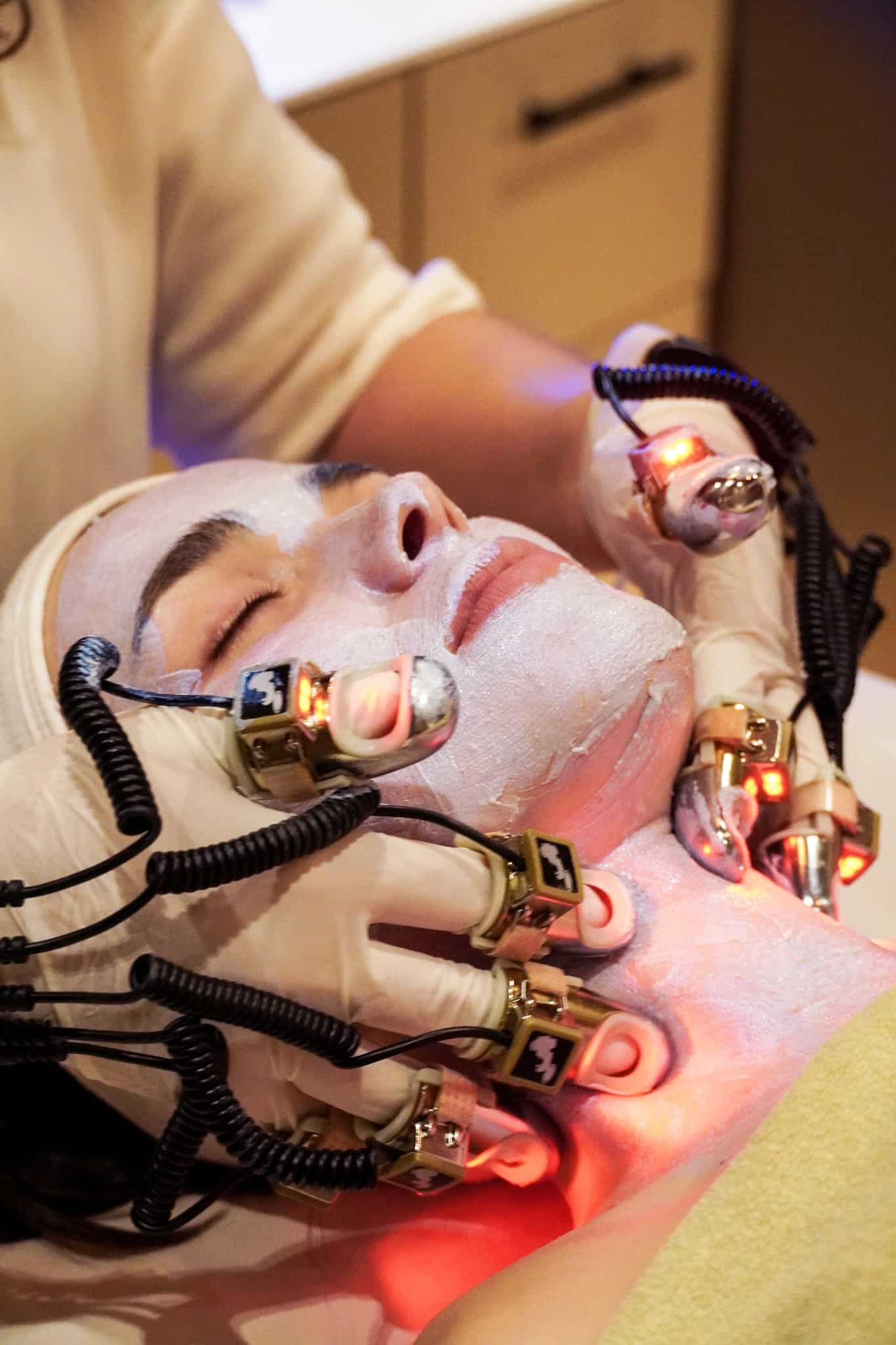 Tratamiento facial con luz y tecnología avanzada