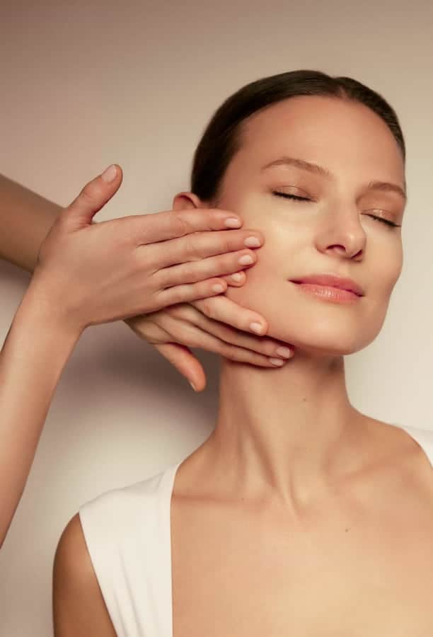 Persona disfrutando de un masaje facial relajante