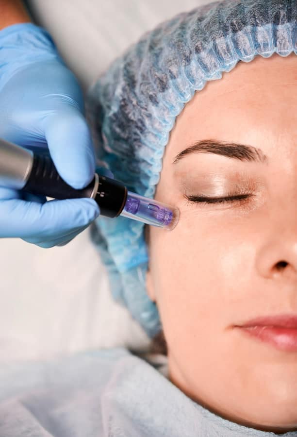 Tratamiento facial médico con dispositivo en clínica